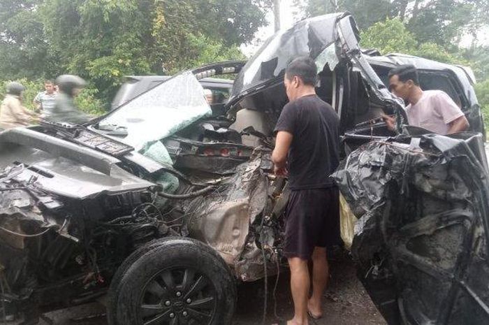 Kijang Innova hancur usai melaju kencang hingga menabrak truk parkir di pinggir jalan