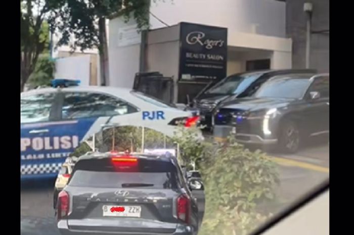 Hyundai Palisade pelat ZZ dikawal polisi saat keluar dari salon kecantikan