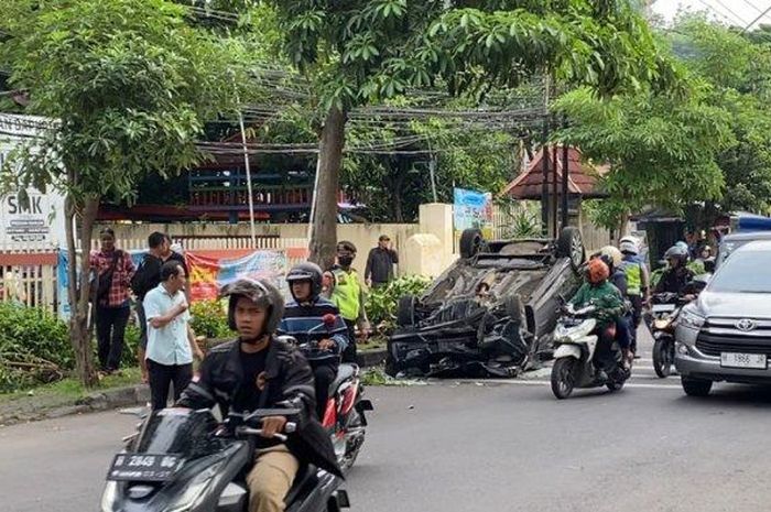Honda Brio terbalik di Semarang jadi tontonan pengendara yang lewat