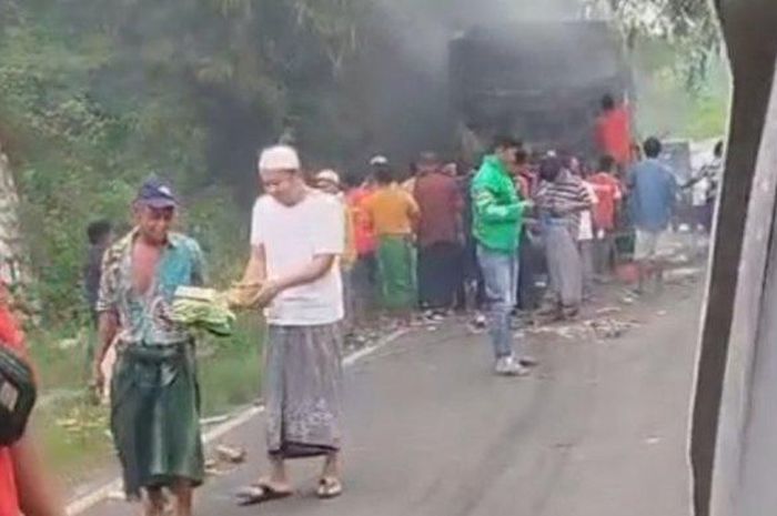 Bus Pahala Kencana terbakar di Bangkalan. Warga full senyum panen barang ini dari kabin