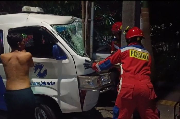 Suzuki Carry yang jadi armada JakLingko menabrak tiang listrik di Jl Sunter Permai Raya, Tanjung Priok, Jakarta Utara