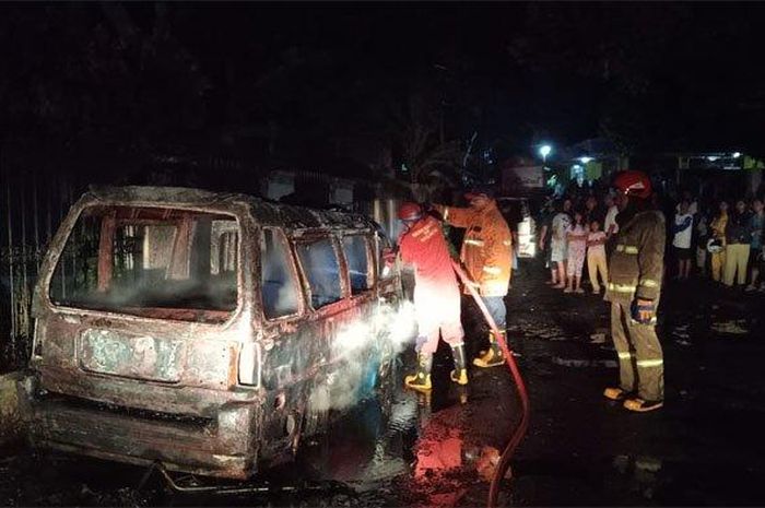 Angkot dan Terios terbakar misterius malam-malam di Bogor