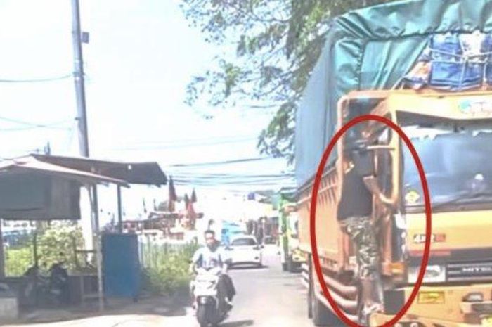 Viral video preman palak sopir truk di Bogor hingga naik ke kabin 