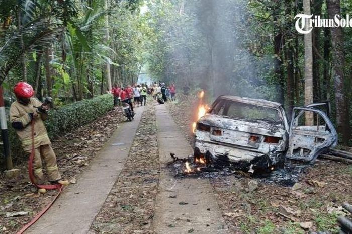 Timor S515 terbakar di jalan dusun Lalung Kidul RT 4 RW 2, Desa Mlokomanis Wetan, Kecamatan Ngadirojo, Wonogiri, Jawa Tengah