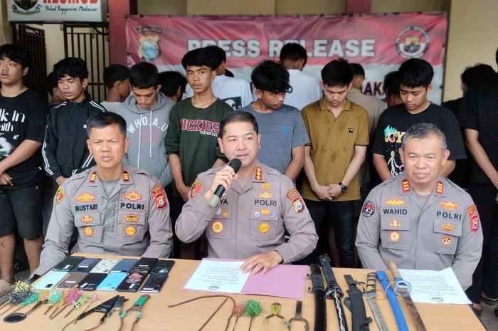 Konferensi Pers penangkapan 24 anggota geng motor bersenjata tajam oleh Polrestabes makassar, para pelaku simpan sajam di dalam mobil rental