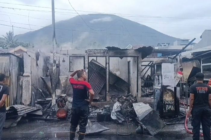 Dispenser Pertamini di bangunan rumah depan kantor Kelurahan Bastiong Talangame, Ternate Selatan, Kota Ternate, Maluku Utara meledak dan terbakar
