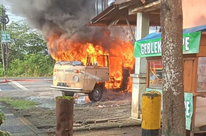 VW Kombi terbakar hebat di Jl Wates, padukuhan Klangon, Argosari, Sedayu, Bantul, Yogyakarta