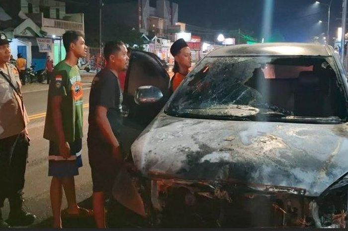 Kijang Innova terbakar di Madiun