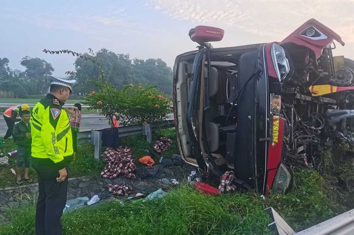 Bus PO Nusa Bali yang terguling di tol Jombang-Mojokerto, (3/6/25)