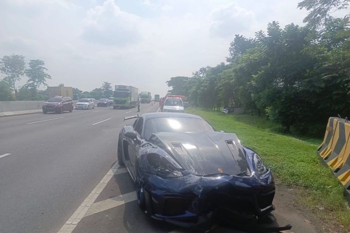 Porsche Cayman GT4 RS nopol L 1322 DBI yang menabrak dari belakang Toyota Rush hingga terbalik di tol Sidoarjo 