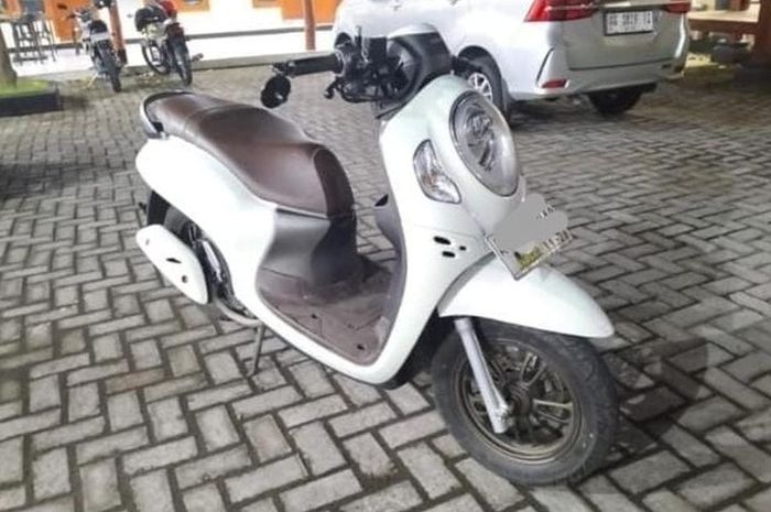Honda Scoopy tahun 2023 warna hijau yang telah diubah warna jadi putih oleh pelaku penggelapan di Guyangan, Bagor, Nganjuk, Jawa Timur