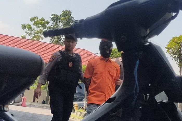 Pedagang cilok yang ditangkap Polisi karena coba maling Honda Supra milik pencari rumput dengan cara disembunyikan di belakang ruko