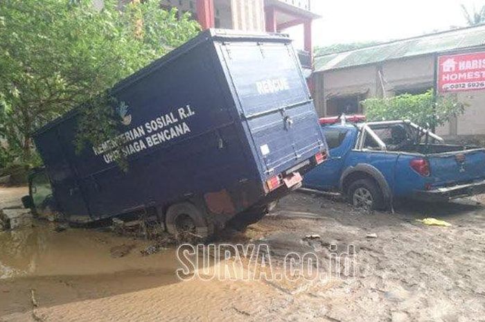 Truk dan Mitsubishi Triton milik Kementerian Sosial RI yang tersapu air bah di pantai Gemah, Tulungagung, Jawa Timur