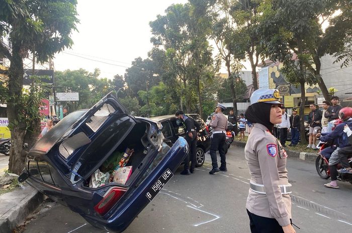 Toyota Soluna yang ditabrak Toyota Calya hingga membuat pengemudinya tewas di Jl Achmad Adnawijaya, kota Bogor, Jawa Barat