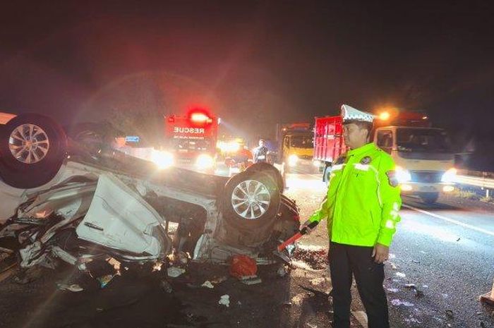 Daihatsu Terios hancur hingga kayang usai menghantam truk di tol Pemalang-Batang