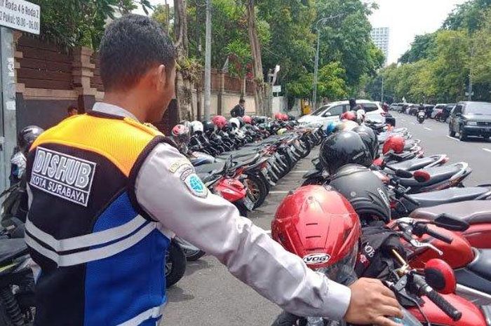 Ilustrasi parkir liar di Surabaya diawasi petugas Dishub