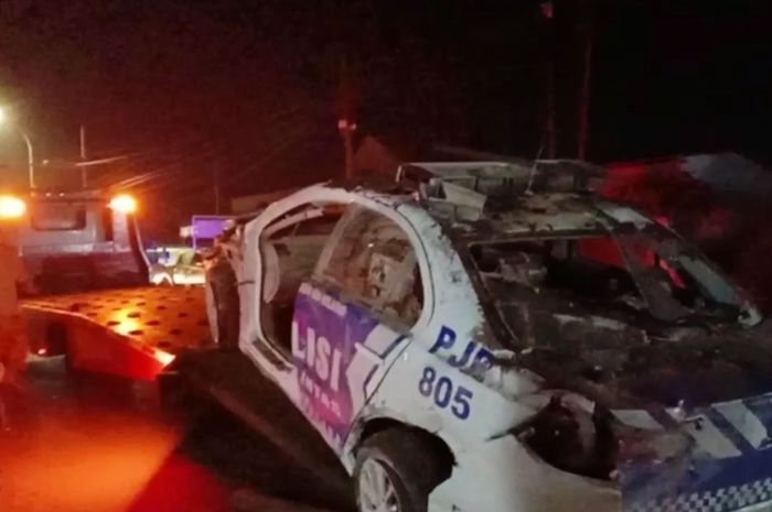 Dua mobil polisi dan Ertiga bikin pagar dan teras rumah warga berantakan di Bangkalan