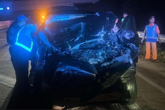 Toyota Fortuner isi pejabat Ngawi terkoyak hebat di Tol Solo-Ngawi.  Dua nyawa melayang