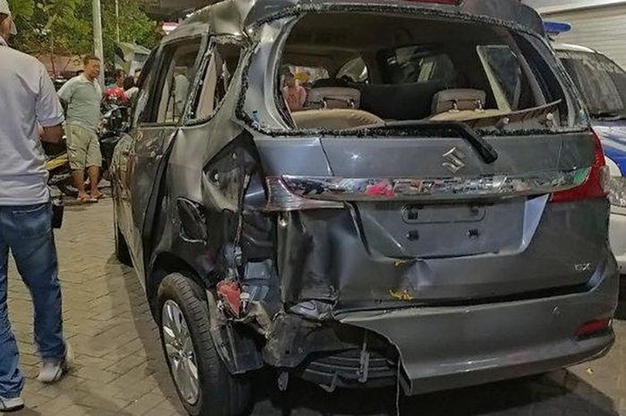 Suzuki Ertiga babak belur disambar Kereta Api Turangga. Cuma 1 orang ini yang berani dorong saat mogok