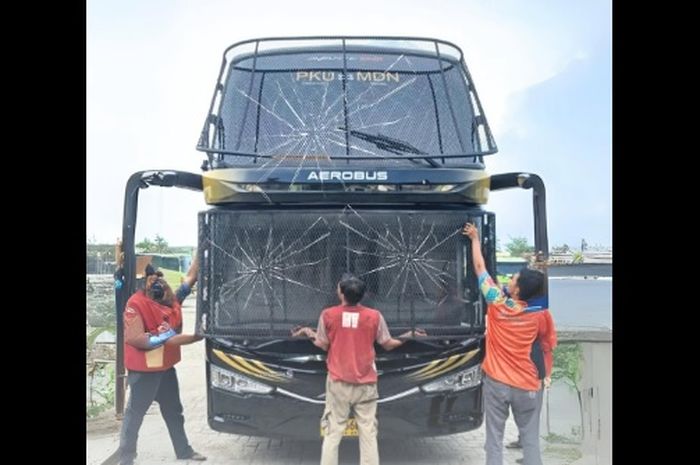 Bus jadi sasaran lempar batu di jalur lintas Sumatera