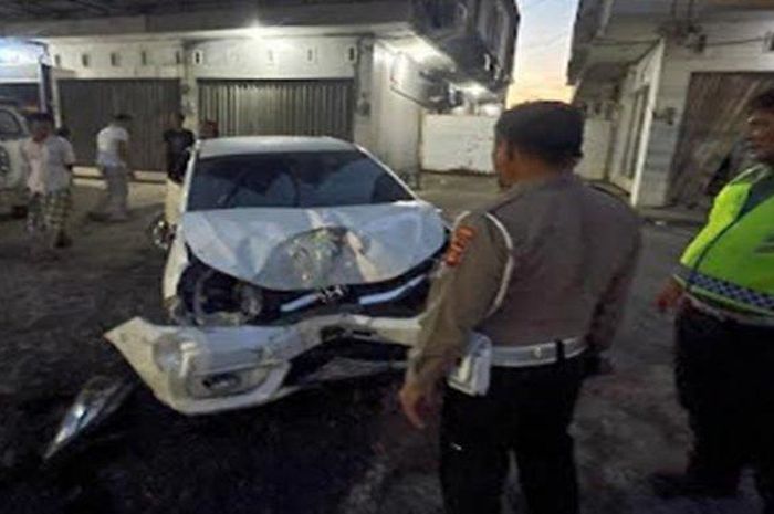 Honda Brio ringsek usai hantam rumah yang digunakan sebagai salon