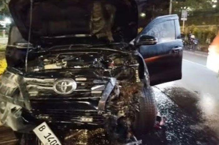 Pemilik Toyota Fortuner dibuat rugi ratusan juta usai mobil miliknya terbakar dan meleleh di Bogor