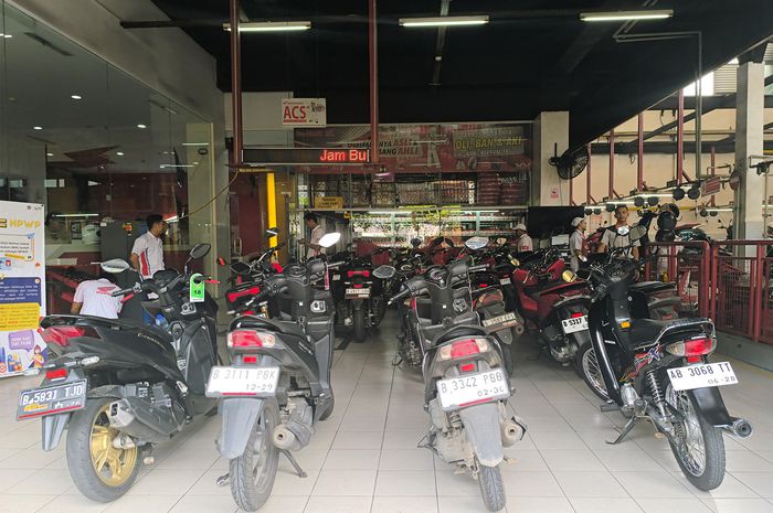 Antrean servis motor di bengkel resmi AHASS