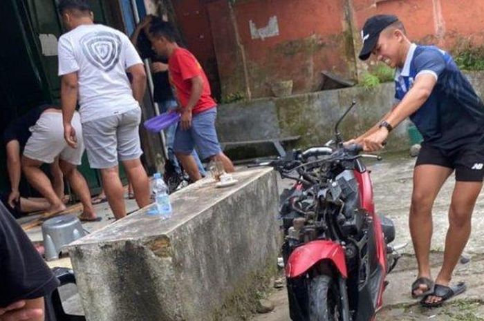 Honda Vario dibaw dua remaja putri ringsek parah di jalur tengkoak sarangan. 1 tewas