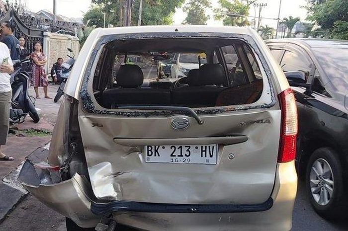 Daihatsu Xenia babak belur ditonjok kenacang Mercy dari belakang