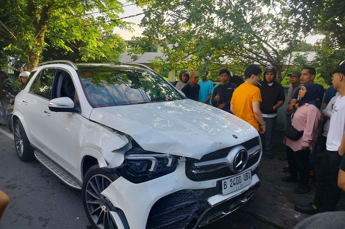 Mercedes-Benz GLE 450 4MATIC yang menabrak pemotor dan Daihatsu Xenia di Jl Kapten Pattimura, kota Medan, Sumatera Utara