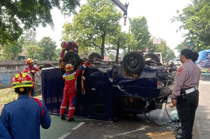 Mitsubishi L300 Box pengangkut uang pengisian ATM terbalik di Jl I Gusti Ngurah Rai, Klender, Jakarta Timur