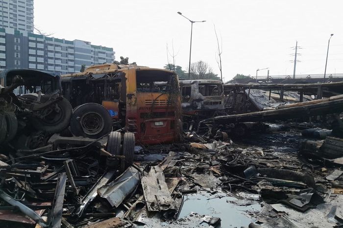 Kondisi bus Transjakarta bekas yang terbakar hebat di terminal Rawa Buaya, Cengkareng, Jakarta Barat