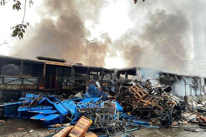 Puluhan Bus Transjakarta bekas ludes diamuk si jago merah hingga sisa rangka saja