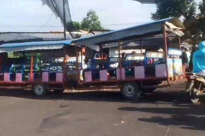 Kereta kelinci alias odong-odong yang aangkut puluhan anak Tk terguling hingga akibatkan penumpang luka-luka