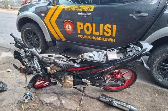 Suzuki Satria F nunduk wajah dan lepas knalpot usai tabrak truk di Kediri