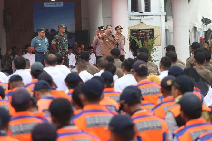 Wali Kota Surabaya Eri Cahyadi saat memimpin apel gabungan operasi penertiban parkir liar di halaman Balai Kota Surabaya, Selasa (10/6/2025). 