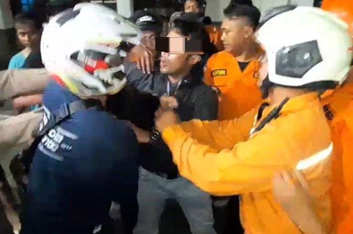 Pelaku percobaan pencurian motor Honda Vario di lokasi kebakaran resto pizza di Jalan Raya Darmo, Keputran, Tegalsari, Surabaya dikeroyok warga