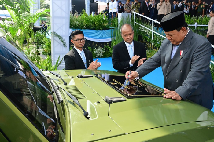 Presiden Prabowo Subianto tanda tangan di atas kap mobil listrik taktis baru buatan PT Pindad bernama MV3-EV Pandu di pembukaan Indo Defence Expo &amp; Forum 2025 di JIExpo Kemayoran, Jakarta Pusat, (11/6/25) 
