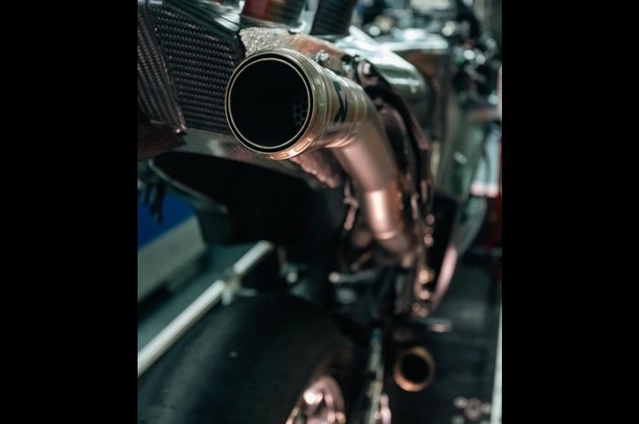 Penampakan motor baru mesin V4 Yamaha dari belakang