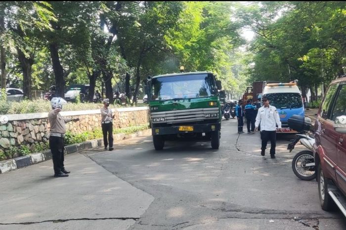 Operasi Gabungan Uji Emisi oleh Dinas Lingkungan Hidup, bersama Satpol PP, Dinas Perhubungan (Dishub) dan Subdit Gakkum Polda Metro Jaya di Plumpang, Jakarta Utara