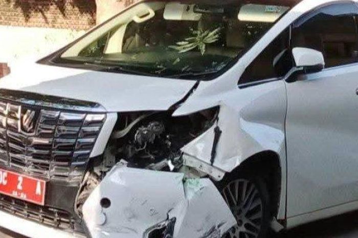 Toyota Alphard Bupati Mamuju ringsek wajah usai tabrak pengendara BeAT yang sedang putar balik