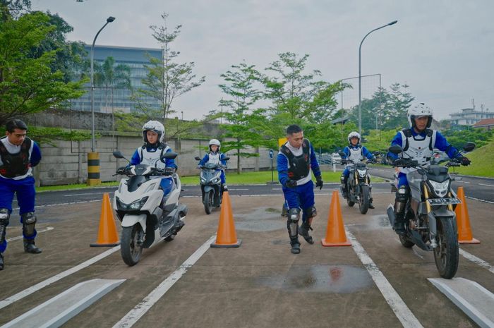 Para perwakilan dari PT Daya Adicipta Motora (DAM) di ajang kompetisi Astra Honda Safety Riding Competition 2025