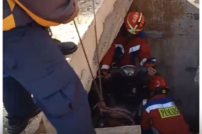 Honda BeAT dievakuasi dari dalam galian proyek di Ciracas, Jaktim. begini kronologinya