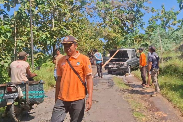 Toyota Kijang Pikap terbakar selepas mengantarkan material bangunan di sekitar pantai Parang Racuk, Kesumbo, Kanigoro, Saptosari, Gunungkidul, Yogyakarta