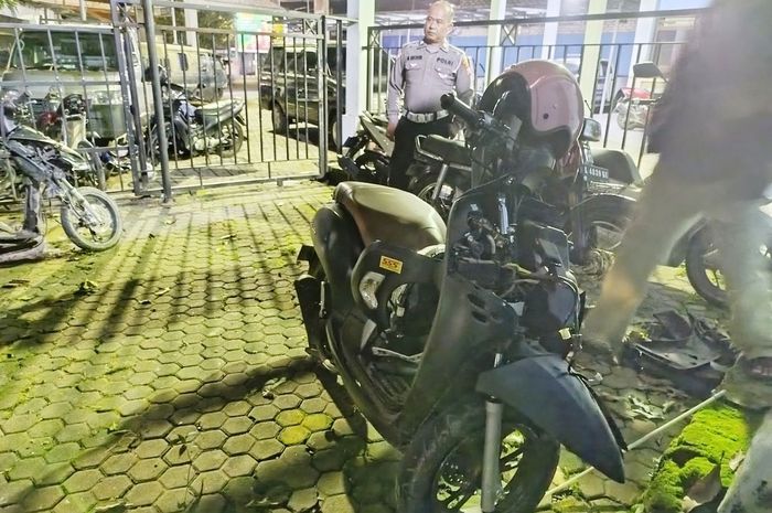 Kondisi Honda Scoopy yang bertabrakan dengan Yamaha Jupiter Z1 di Jalan Raya Halim Perdana Kusuma, Burneh, Bangkalan, Madura, Jawa Timur