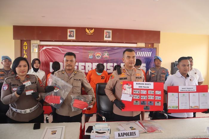 Polres Tarakan, Kalimantan Utara bongkar sindikat pembuatan Surat Izin Mengemudi (SIM) palsu yang dilakukan empat orang