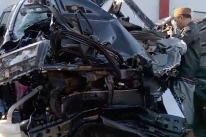 Innova Zenix ditumpangi rombongan Ketua PCNU terburai usai terjang truk di Tol Pasuruan. Dua korban jiwa berjatuhan