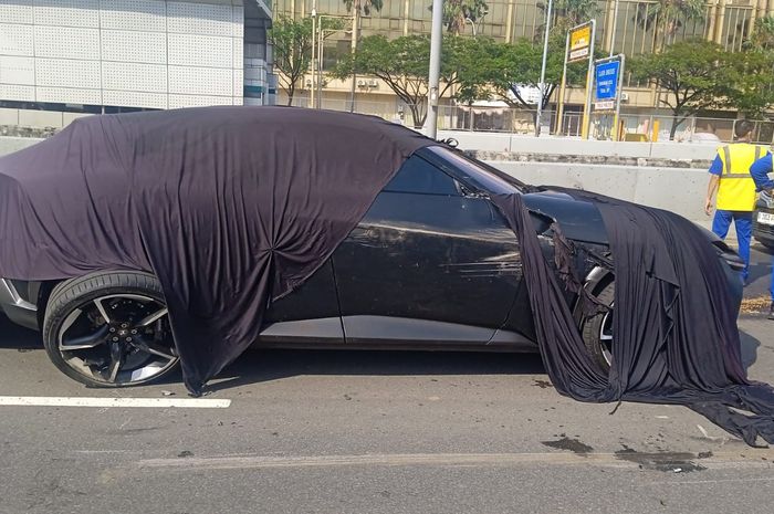 Ferrari Purosangue harga Rp 18 Milliar alami kerusakan setelah mobil towing alami pecah ban