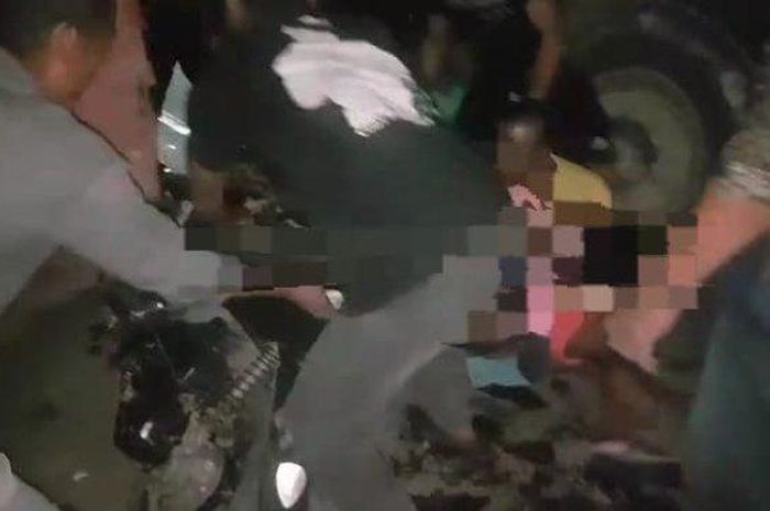 Tiga bocah di bawah umur bonceng tiga menghantam truk berhenti di Bogor. Dua meninggal dunia, sedangkan satu luka kritis