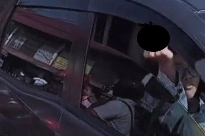 kelakuan pengemudi Brio di Puncak Bogor ini bikin jengkel. Ngeyel meski salah